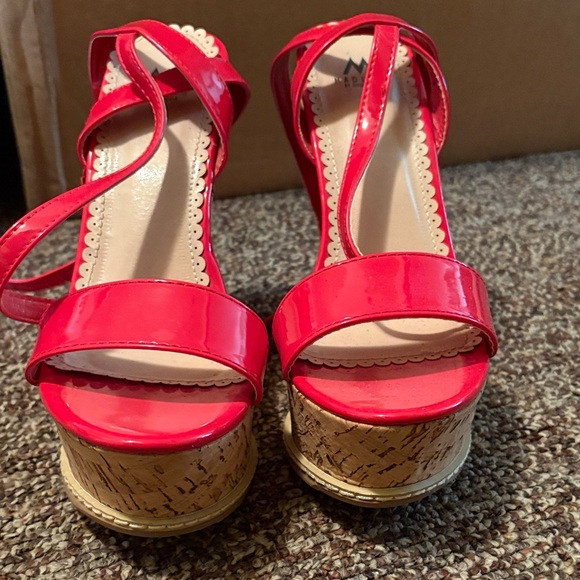 Shoe Dazzle Red Floral Wedge Sandals - Picture 5 of 6